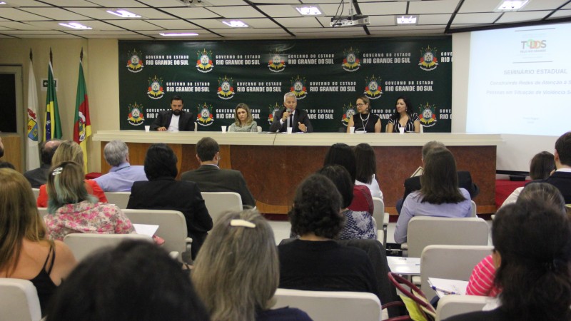 Secretário da Saúde João Gabbardo dos Reis (C) participou da mesa de abertura