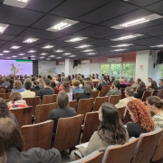 Foto mostrando auditório cheio de pessoas sentadas assistindo a apresentação da oficina de capacitação de CNES na aps